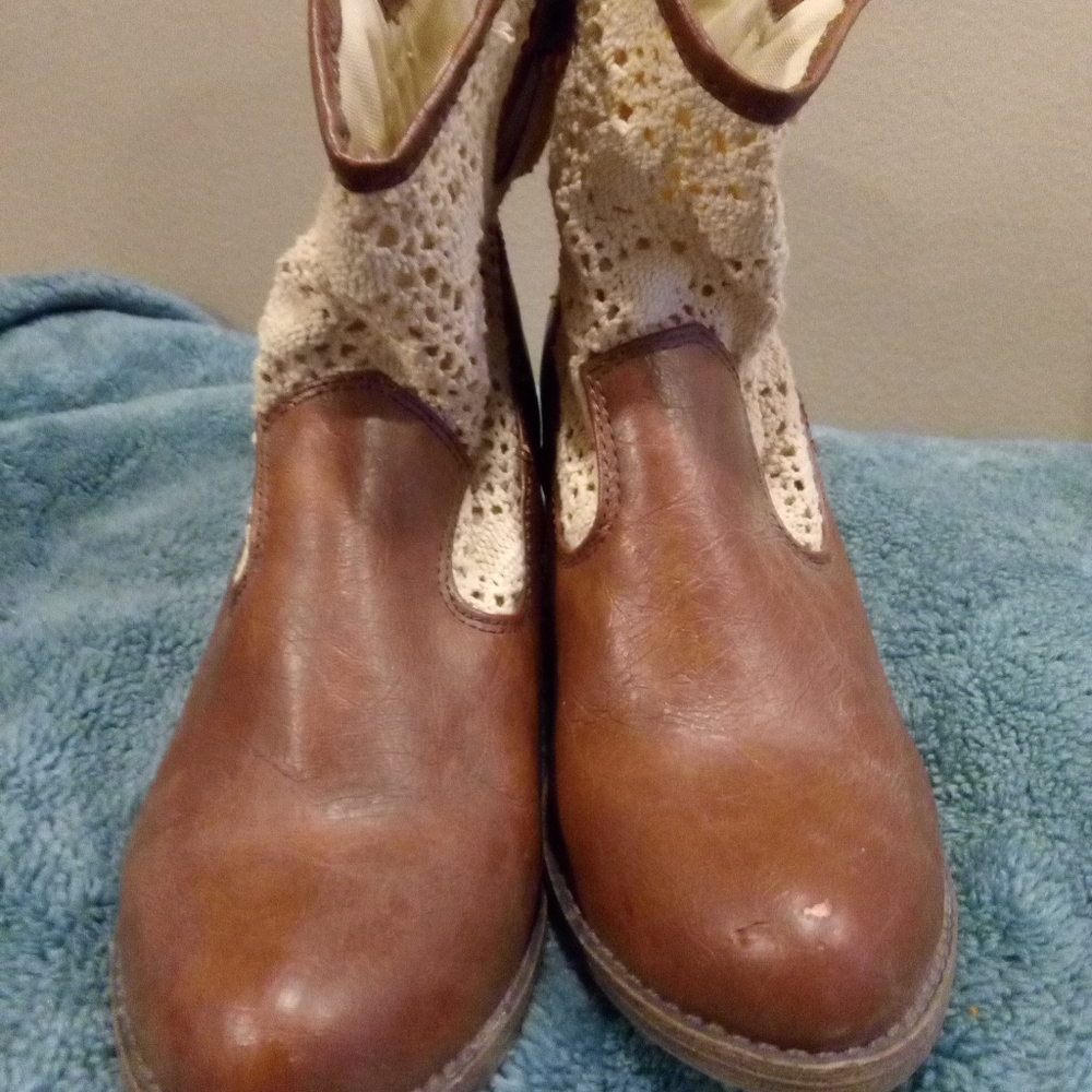 70-5) Mudd womens cowboy boots